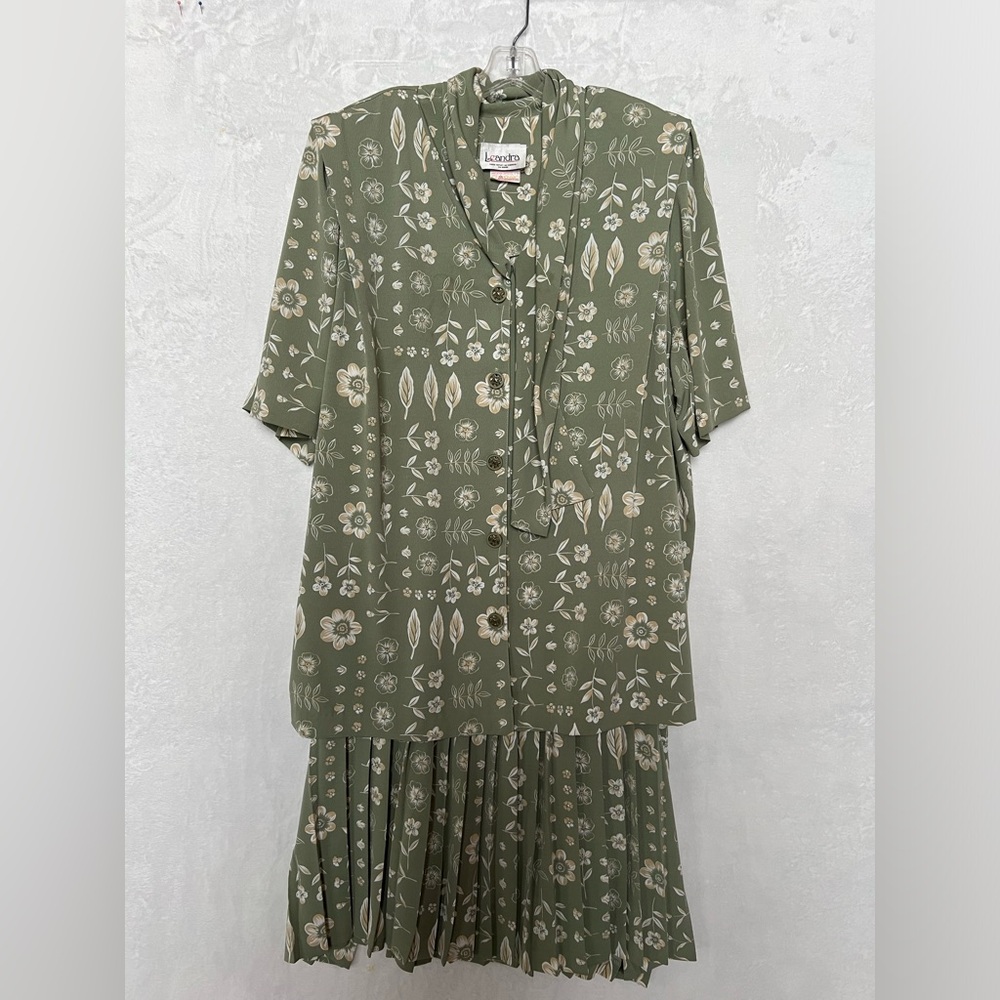 Leandra Womens 2pc Floral Button Scarf Short Sleeve‎ Pleated Skirt Suit Size 24W